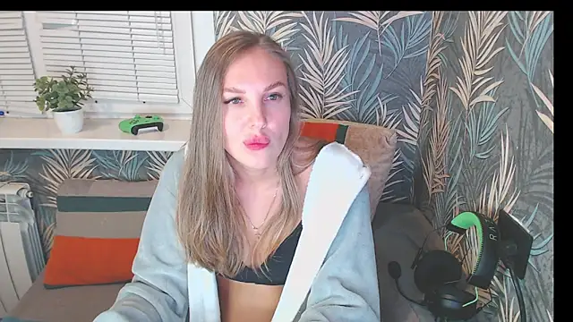 Snapshot of Kelly_Hardy chatting on February 13, 2025, 11:39 am Kelly Hardy online show from February 13, 2025, 11:39 am