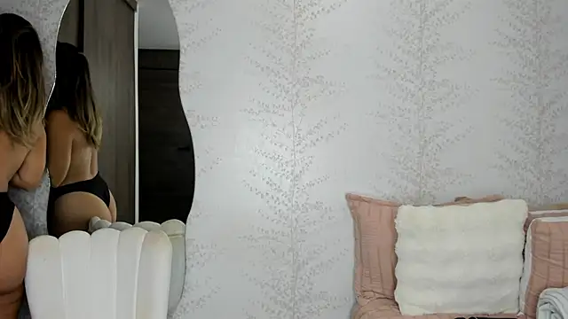 layla vanegas online show from November 23, 2025, 3:38 am