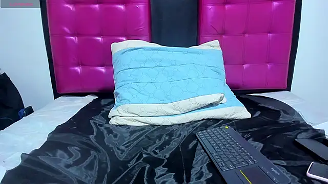 Snapshot of AlanaLars chatting on November 19, 2025, 12:10 am AlanaLars online show from November 19, 2025, 12:10 am