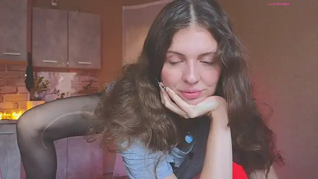 Snapshot of Sereta_Finn chatting on November 15, 2025, 10:52 am Sereta Finn online show from November 15, 2025, 10:52 am