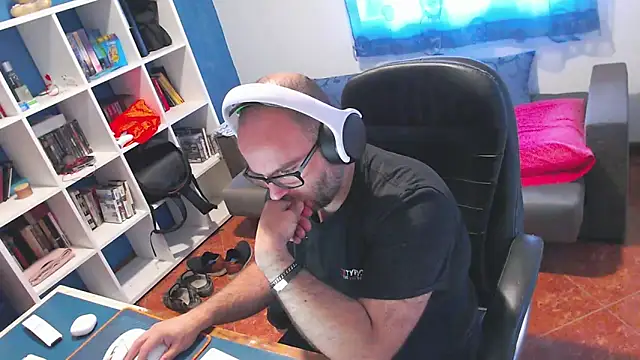 ravingr4d4 online show from May 7, 2026, 8:28 am