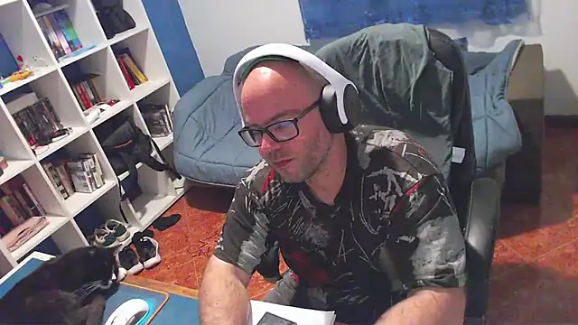 ravingr4d4 online show from April 28, 2026, 9:30 pm