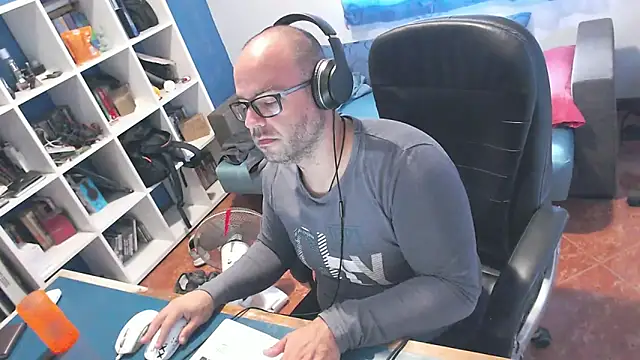 ravingr4d4 online show from September 12, 2025, 9:31 am