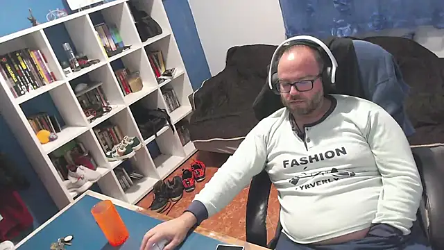 ravingr4d4 online show from November 13, 2025, 11:30 pm