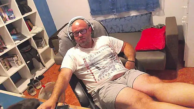 Snapshot of ravingr4d4 chatting on August 5, 2026, 10:48 pm ravingr4d4 online show from August 5, 2026, 10:48 pm