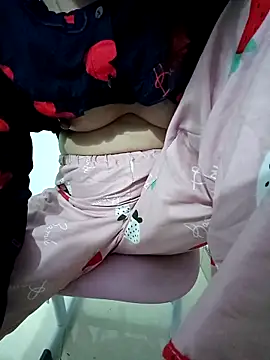 SweetGirl2k2 online show from November 24, 2025, 10:21 pm