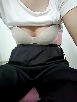 SweetGirl2k2 online show from October 16, 2025, 1:58 am