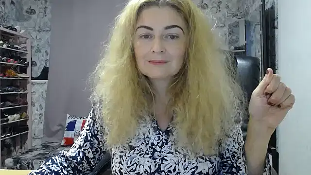 Snapshot of Helen1974 chatting on October 10, 2025, 5:41 am Helen1974 online show from October 10, 2025, 5:41 am