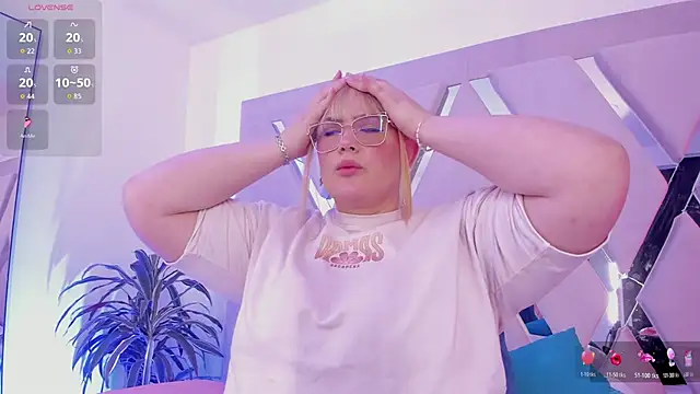 sophiarossee  online show from February 13, 2026, 1:33 pm