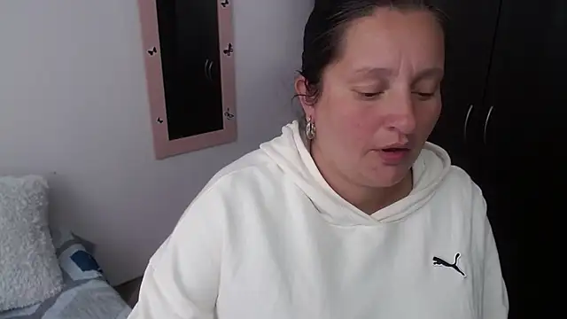 CristialJones  online show from December 5, 2025, 2:26 pm