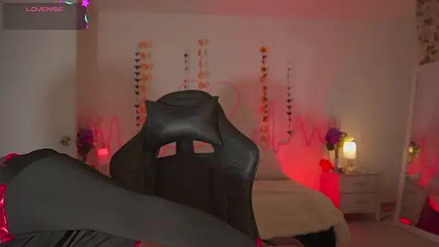 EmmaSanzz  online show from October 19, 2025, 11:46 am