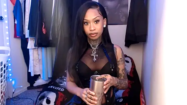 Snapshot of TrinityTeighlor chatting on November 19, 2025, 9:53 am TrinityTeighlor online show from November 19, 2025, 9:53 am