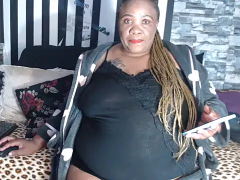 Snapshot of BigHotMatureXx chatting on October 18, 2025, 8:11 pm BigHotMatureXx online show from October 18, 2025, 8:11 pm