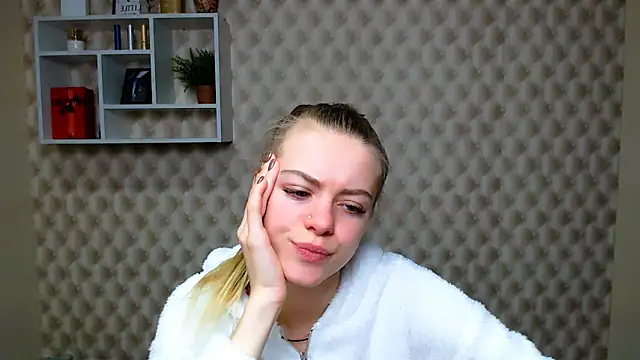 AliceFlirtt  online show from October 22, 2025, 9:42 am