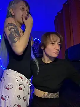 Snapshot of Dooubletroublee chatting on November 8, 2025, 10:24 pm Dooubletroublee online show from November 8, 2025, 10:24 pm