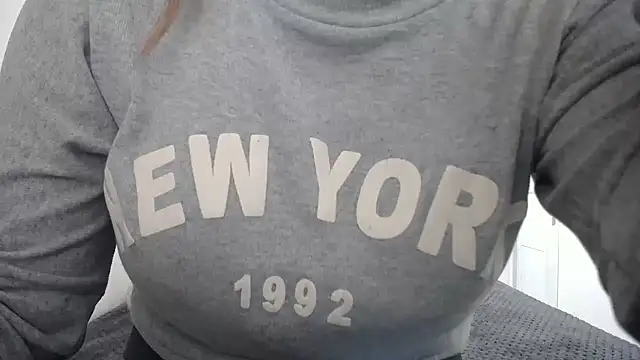 Luna girlhot  online show from April 18, 2026, 5:37 pm