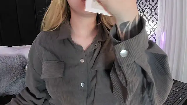 Snapshot of Adeelinee chatting on November 19, 2025, 7:47 pm Adeelinee online show from November 19, 2025, 7:47 pm