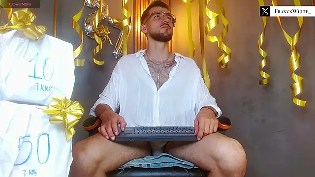 Snapshot of Mr_WhiteCock chatting on July 3, 2026, 2:51 am Mr WhiteCock online show from July 3, 2026, 2:51 am