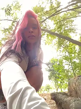 sarah salis  online show from November 19, 2025, 7:03 pm