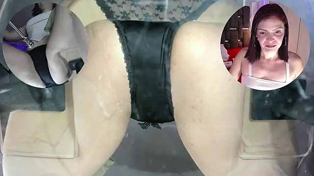 Snapshot of KatteMoss chatting on November 20, 2025, 8:31 pm KatteMoss online show from November 20, 2025, 8:31 pm