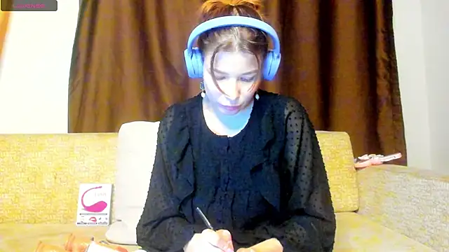 Leila purr18 online show from September 27, 2025, 8:04 pm