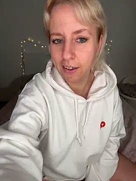 MariaValentine online show from December 16, 2025, 4:44 pm