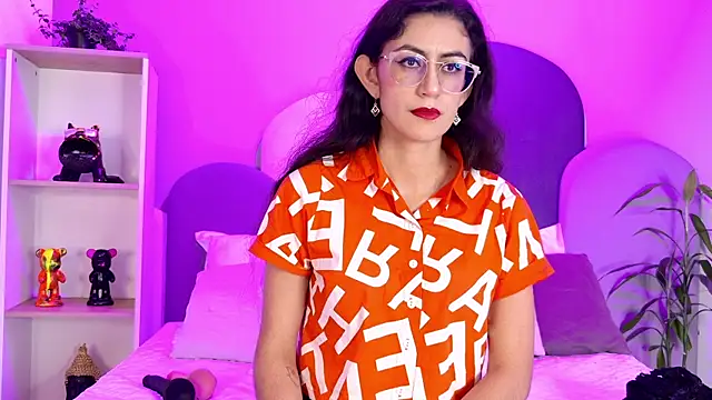 SophieGomez22 online show from May 4, 2026, 11:13 am