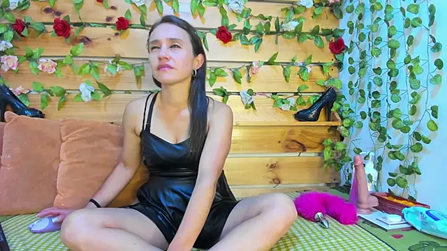 daniela casallas  online show from October 7, 2025, 11:11 am