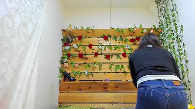 daniela casallas  online show from November 10, 2025, 11:15 am