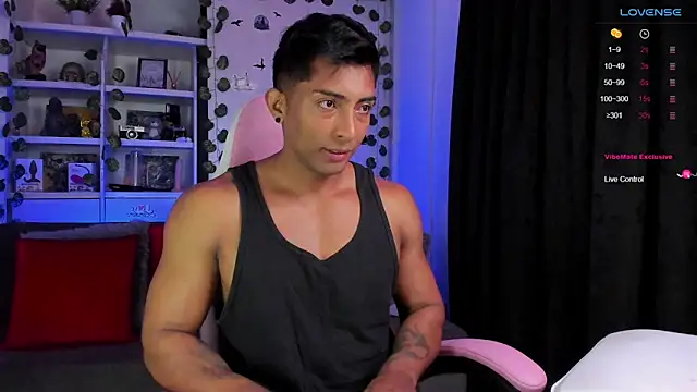 Snapshot of Couple_muscle1 chatting on January 13, 2025, 1:06 pm Couple muscle1 online show from January 13, 2025, 1:06 pm