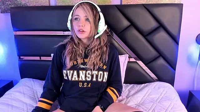 Snapshot of Annie_mone chatting on December 17, 2024, 8:21 pm Annie mone online show from December 17, 2024, 8:21 pm