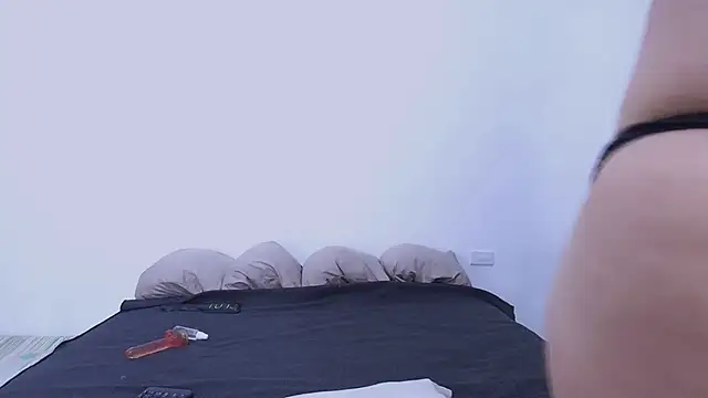 Andreabigboobs23 online show from November 12, 2025, 7:40 pm