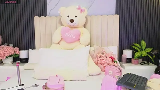 Snapshot of Madiee_Rhea chatting on June 18, 2026, 7:41 pm Madiee Rhea online show from June 18, 2026, 7:41 pm