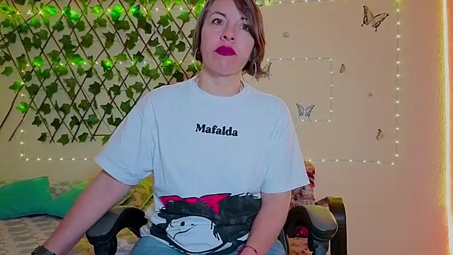 Snapshot of Lady_breaks_hearts chatting on October 30, 2025, 10:46 am Lady breaks hearts online show from October 30, 2025, 10:46 am