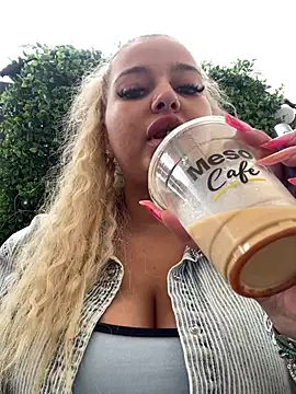 Snapshot of AllysonK chatting on July 24, 2026, 12:01 pm AllysonK online show from July 24, 2026, 12:01 pm