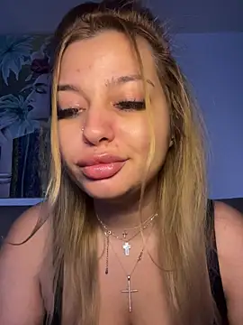 Snapshot of AllysonK chatting on November 19, 2025, 3:23 pm AllysonK online show from November 19, 2025, 3:23 pm