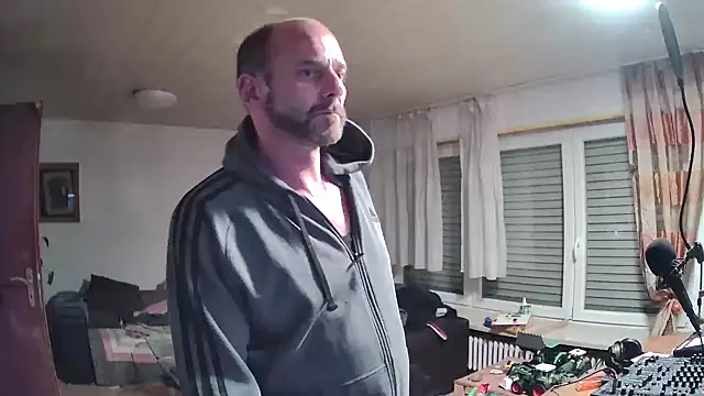 Snapshot of rosaeichel chatting on April 15, 2026, 8:42 pm rosaeichel online show from April 15, 2026, 8:42 pm