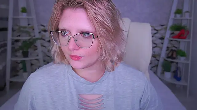 Snapshot of CoolTatis chatting on May 19, 2026, 6:42 am CoolTatis online show from May 19, 2026, 6:42 am