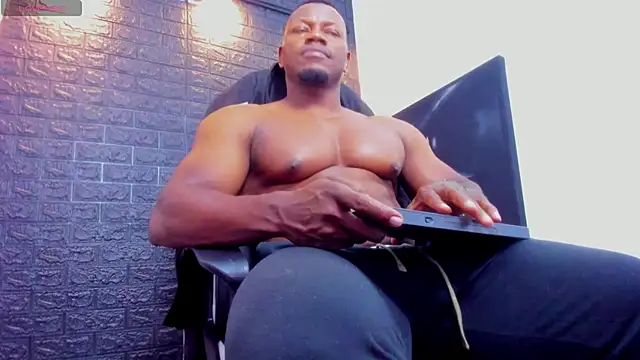 Snapshot of tommike chatting on June 25, 2026, 11:32 pm tommike online show from June 25, 2026, 11:32 pm