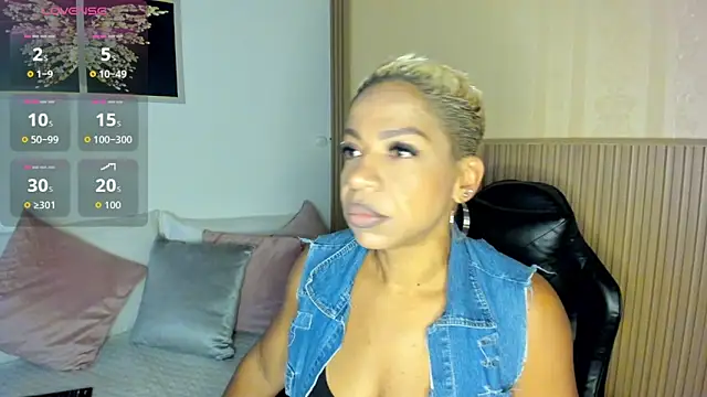 Snapshot of summer_night_ chatting on October 13, 2025, 1:23 pm summer night online show from October 13, 2025, 1:23 pm