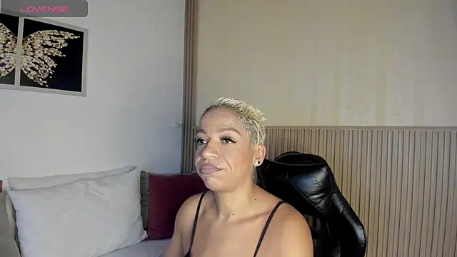 Snapshot of summer_night_ chatting on November 17, 2025, 12:31 pm summer night online show from November 17, 2025, 12:31 pm