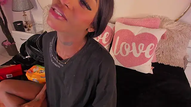 Snapshot of CahitlinBell chatting on November 19, 2025, 5:29 am CahitlinBell online show from November 19, 2025, 5:29 am