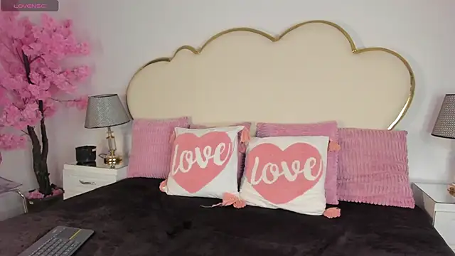 Snapshot of CahitlinBell chatting on November 25, 2025, 5:41 am CahitlinBell online show from November 25, 2025, 5:41 am