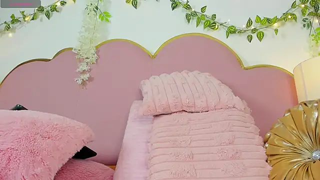 Snapshot of EmmaCrush chatting on October 11, 2025, 10:00 pm EmmaCrush online show from October 11, 2025, 10:00 pm