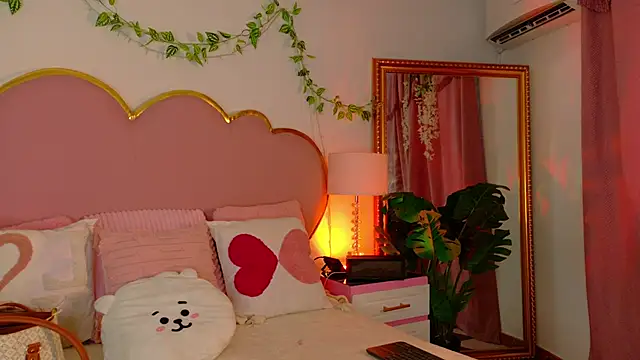 Snapshot of EmmaCrush chatting on January 6, 2026, 8:57 pm EmmaCrush online show from January 6, 2026, 8:57 pm