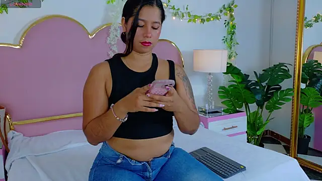 Snapshot of EmmaCrush chatting on October 21, 2025, 8:30 pm EmmaCrush online show from October 21, 2025, 8:30 pm