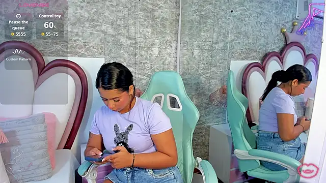 Snapshot of EmmaCrush chatting on April 14, 2026, 8:58 pm EmmaCrush online show from April 14, 2026, 8:58 pm