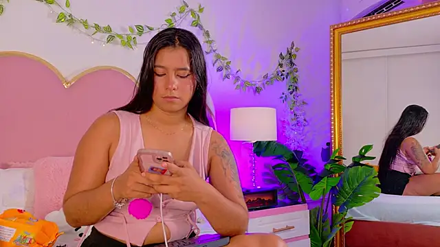 Snapshot of EmmaCrush chatting on December 16, 2025, 8:46 pm EmmaCrush online show from December 16, 2025, 8:46 pm