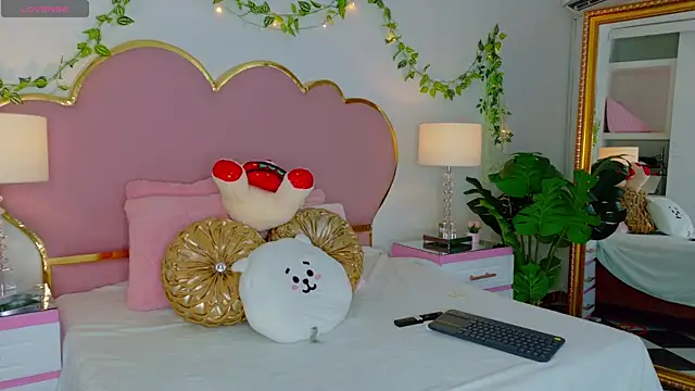 Snapshot of EmmaCrush chatting on November 12, 2025, 9:51 pm EmmaCrush online show from November 12, 2025, 9:51 pm