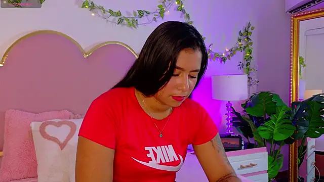 Snapshot of EmmaCrush chatting on December 5, 2025, 8:50 pm EmmaCrush online show from December 5, 2025, 8:50 pm